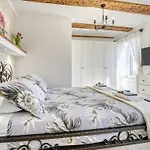 Old Queen By Interhome *